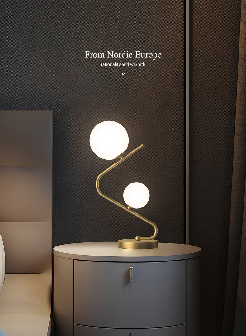 Gebogener Tisch Licht minimalistische Opalkugelglas 2-Bulb-Messing Nacht Stand Lampe für Schlafzimmer