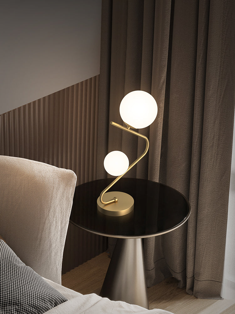 Gebogener Tisch Licht minimalistische Opalkugelglas 2-Bulb-Messing Nacht Stand Lampe für Schlafzimmer