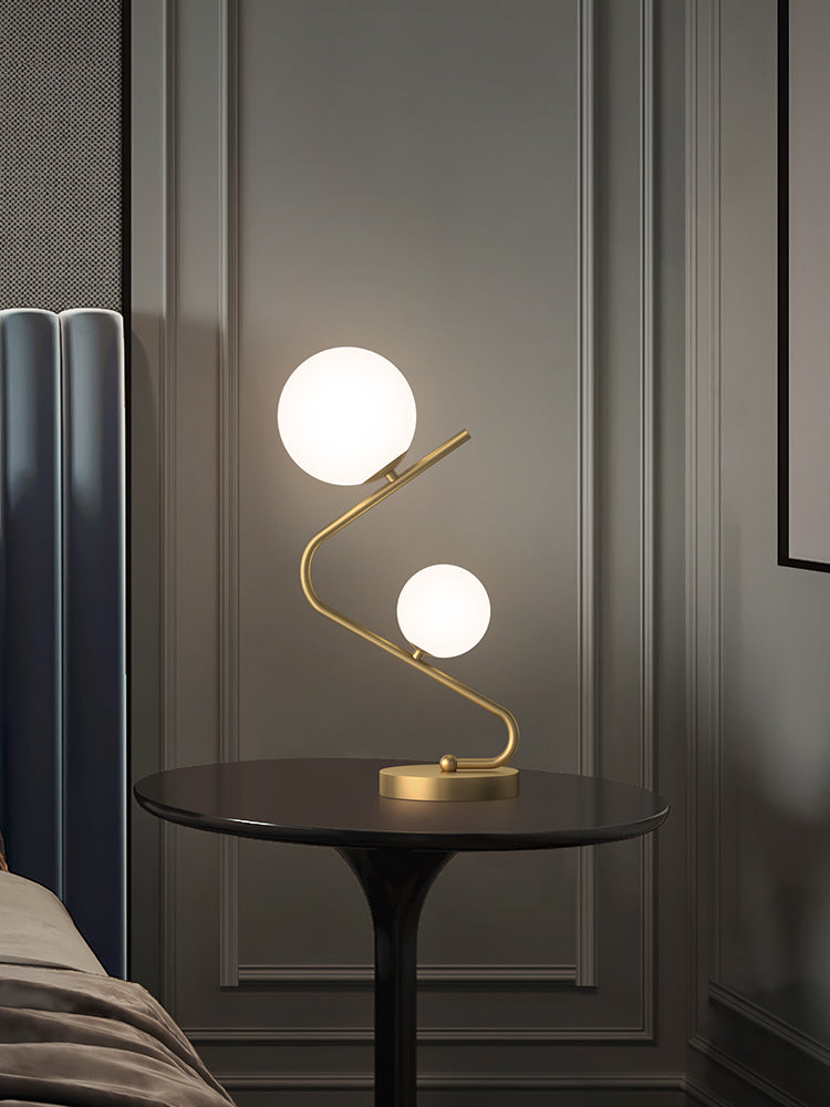 Gebogener Tisch Licht minimalistische Opalkugelglas 2-Bulb-Messing Nacht Stand Lampe für Schlafzimmer
