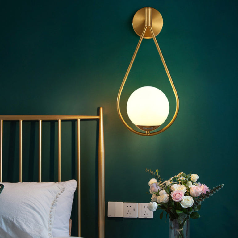 Nordische Wandbeleuchtung GOLD GOLD TREARDROP WALL Leuchtenbeleuchtung mit Glasschatten