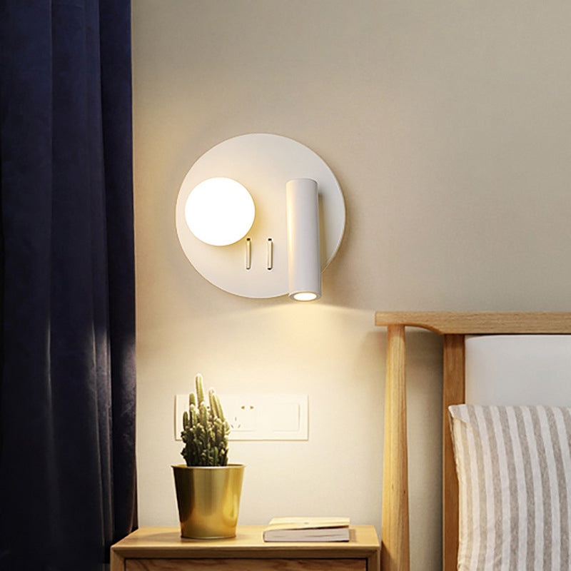 Moderna semplicità lettura da parete luce metallica da parete per un letto