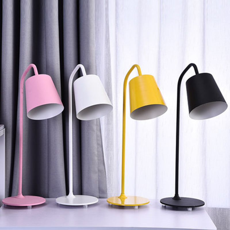Lampe de table à coucher en vélo de col en métal 1 ampoule de style macaron Lumière de nuit avec une teinte effilée
