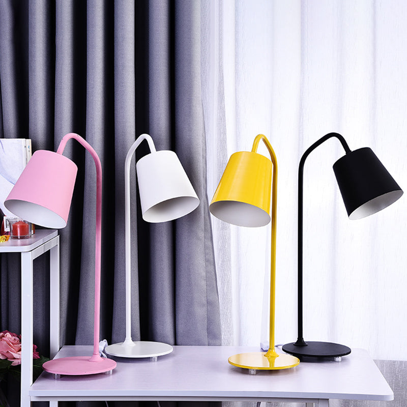 Lampe de table à coucher en vélo de col en métal 1 ampoule de style macaron Lumière de nuit avec une teinte effilée
