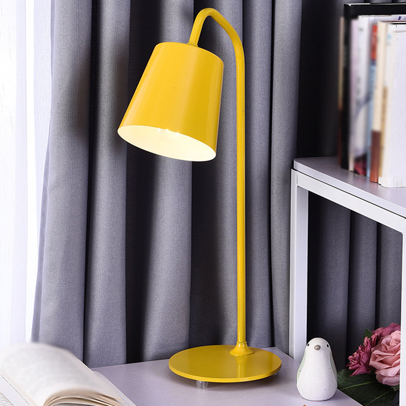 Lampe de table à coucher en vélo de col en métal 1 ampoule de style macaron Lumière de nuit avec une teinte effilée