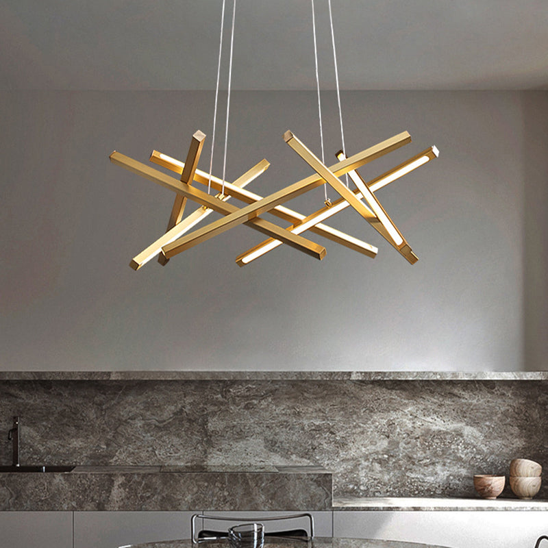 Luminaires suspendus contemporains en métal.