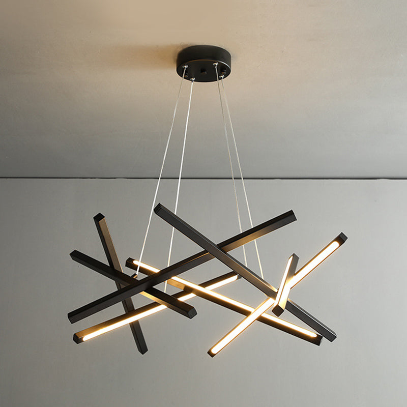 Luminaires suspendus contemporains en métal.