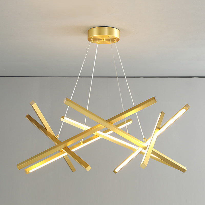 Luminaires suspendus contemporains en métal.