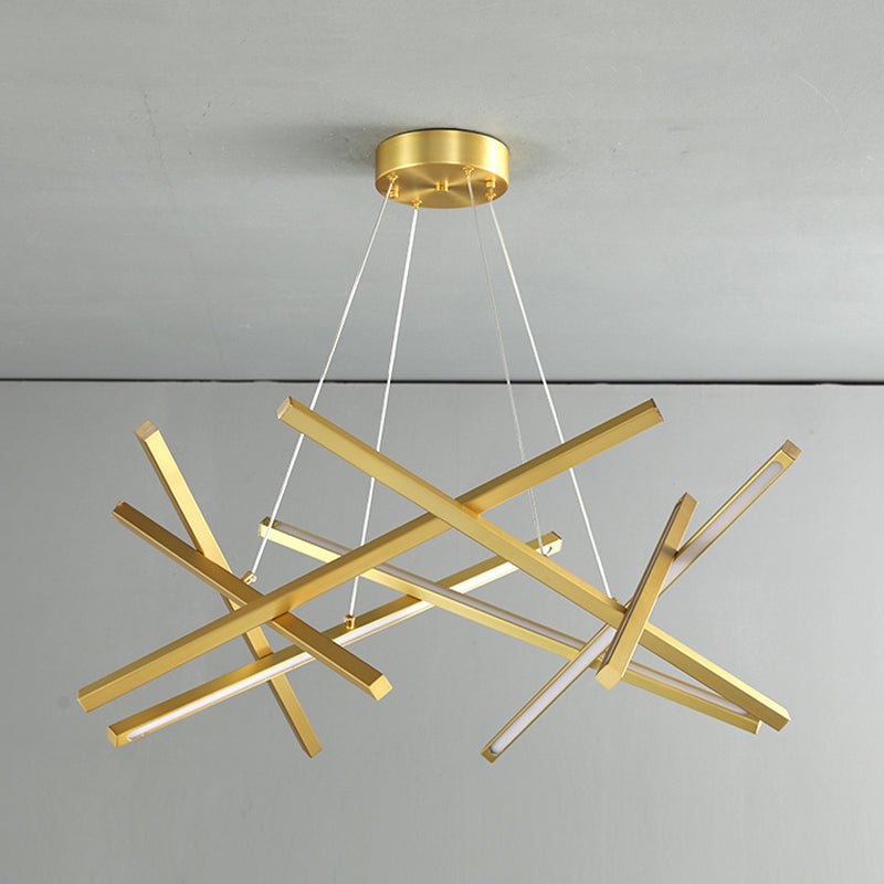 Luminaires suspendus contemporains en métal.