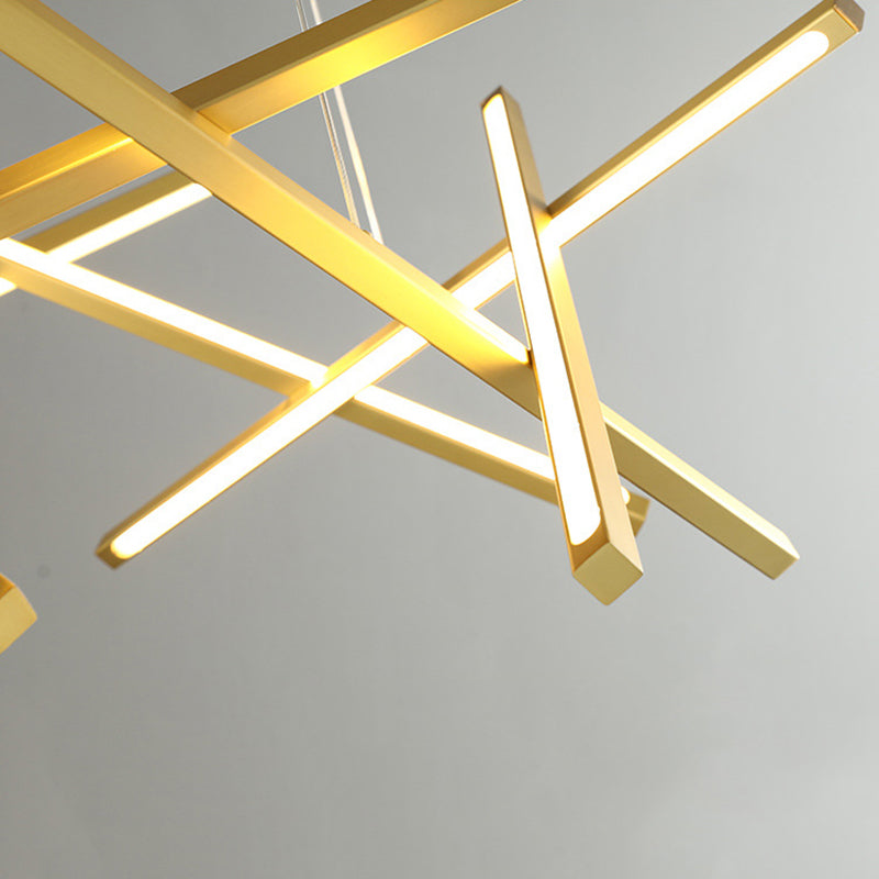 Luminaires suspendus contemporains en métal.