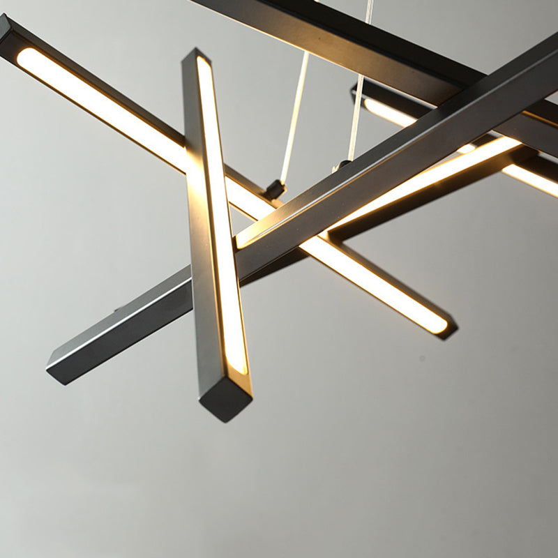 Luminaires suspendus contemporains en métal.