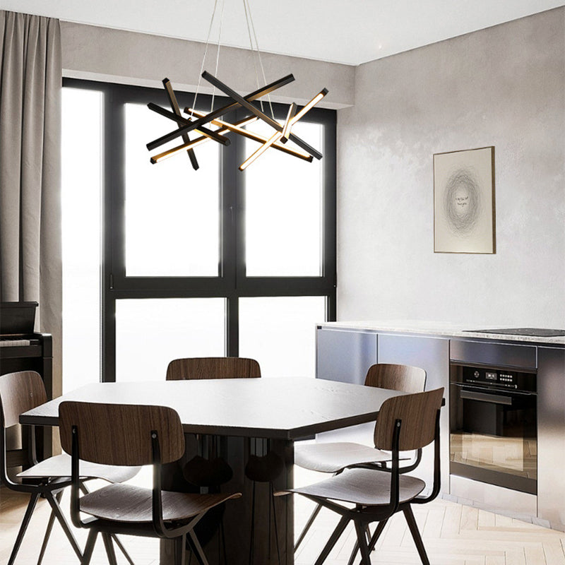 Luminaires suspendus contemporains en métal.