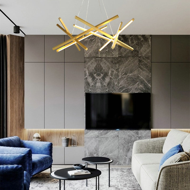 Luminaires suspendus contemporains en métal.