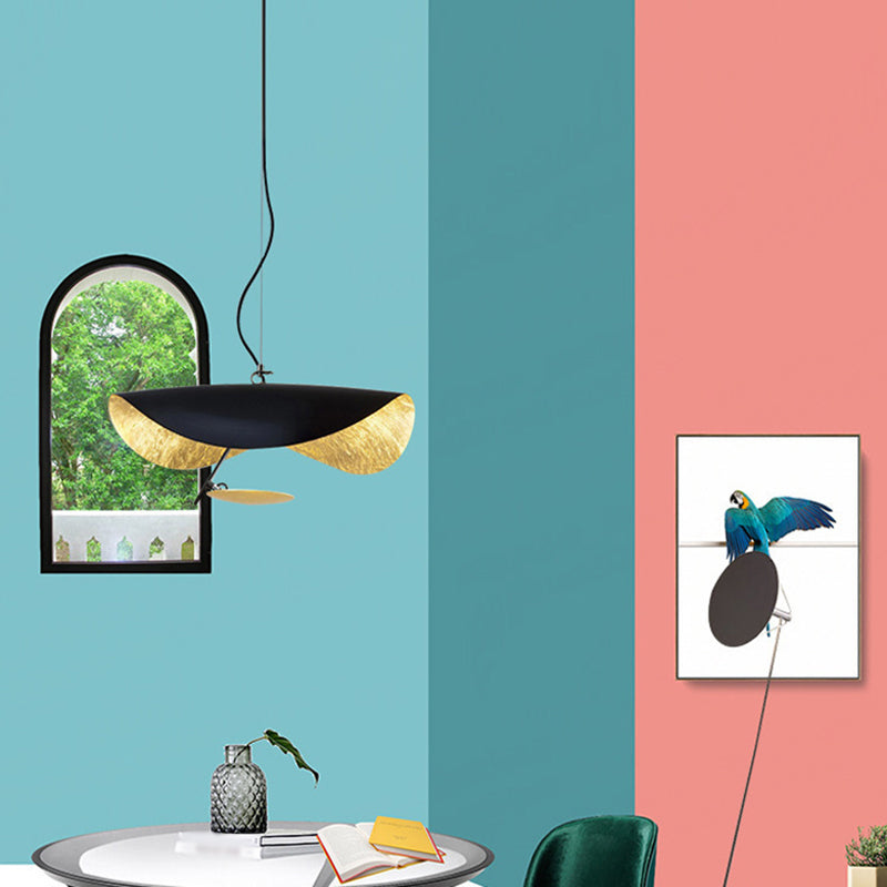 Modern Creative Creative LED Light Light Iron Ithing Hanging Lampada con tonalità in foglio d'oro