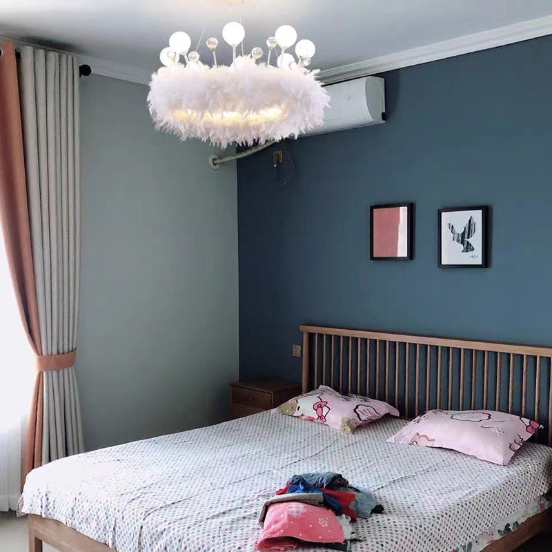 Luz colgante de LED de plumas blancas en una lámpara de aluminio de estilo de lujo moderno con decoración de cristales