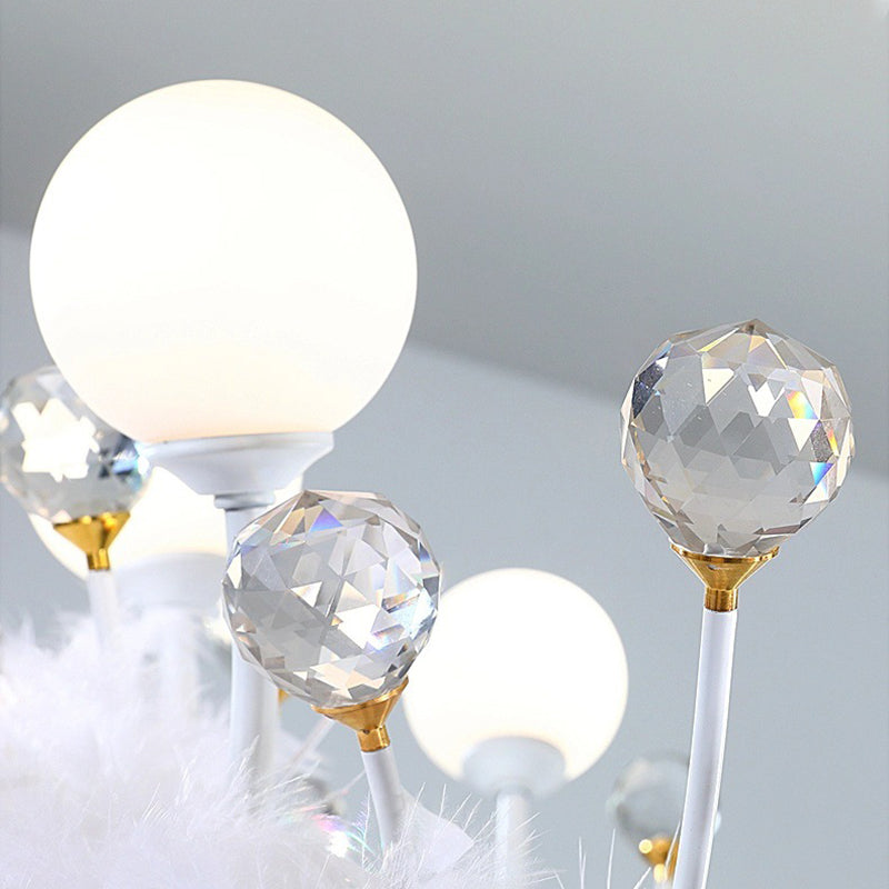 Luz colgante de LED de plumas blancas en una lámpara de aluminio de estilo de lujo moderno con decoración de cristales