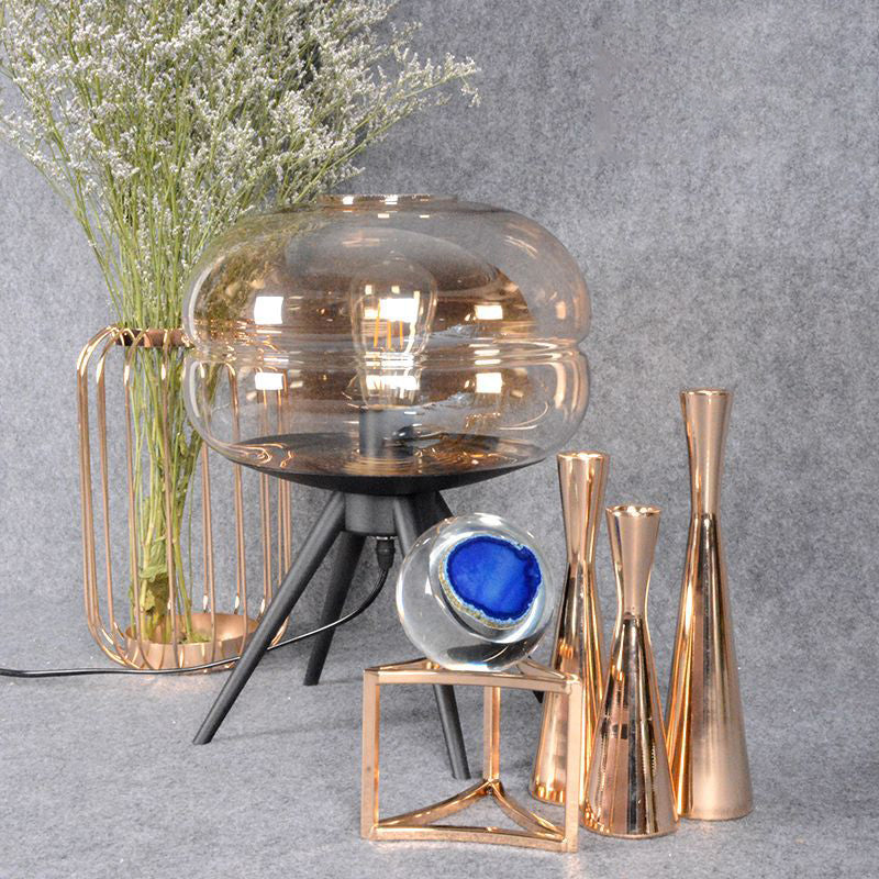 Postmoderne UFO-förmige Glas Tischlampe Single-Bulb-Nachttischlicht mit Quadpod