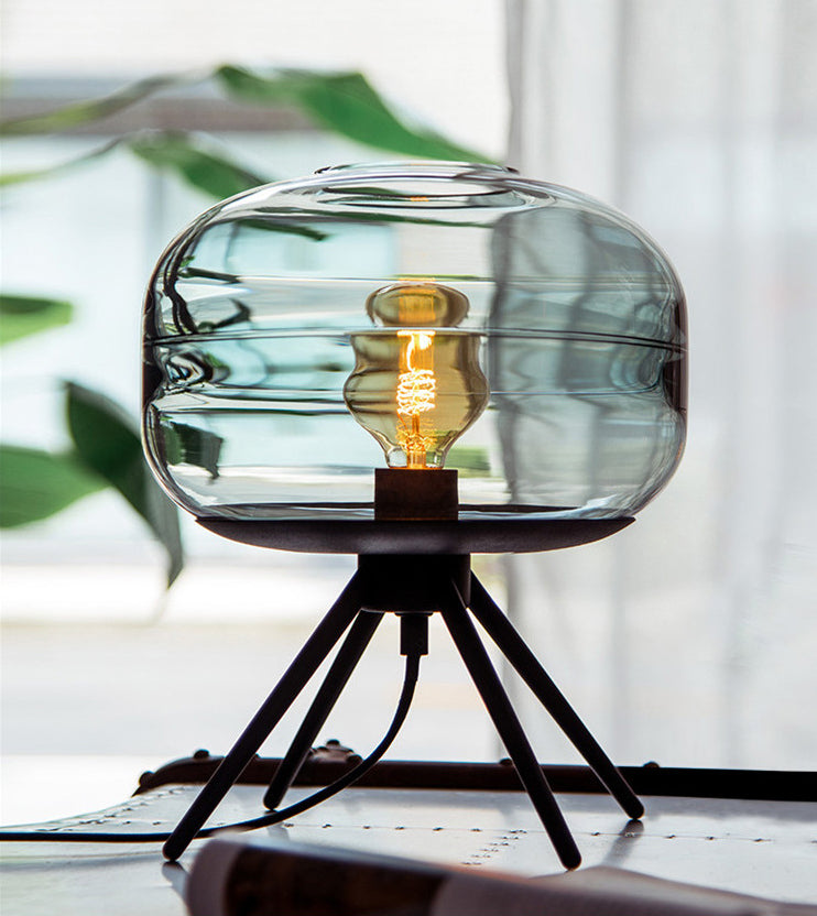 Postmoderne UFO-förmige Glas Tischlampe Single-Bulb-Nachttischlicht mit Quadpod