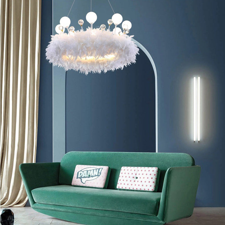 Luz colgante de LED de plumas blancas en una lámpara de aluminio de estilo de lujo moderno con decoración de cristales
