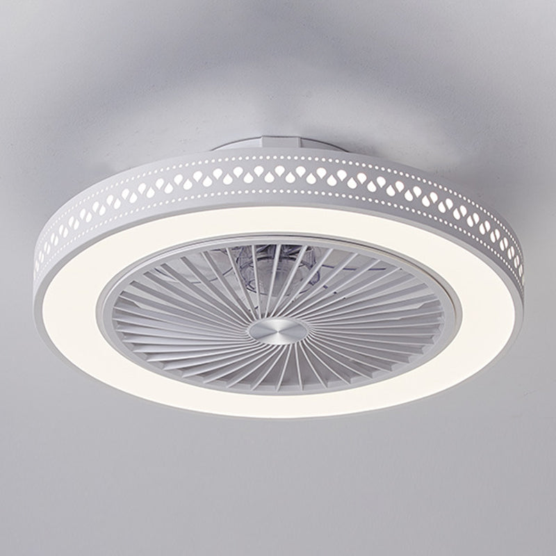 Weiße ausgehöhlte Lüfterlampenleuchte moderne LED-Metall-Halbblüte für Schlafzimmer