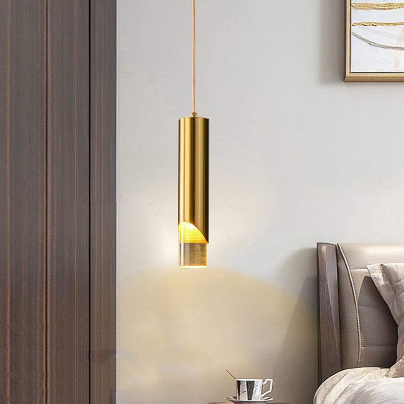 Luz colgante LED cilíndrica dorada en una moderna lámpara colgante de cobre de estilo de lujo con sombra acrílica