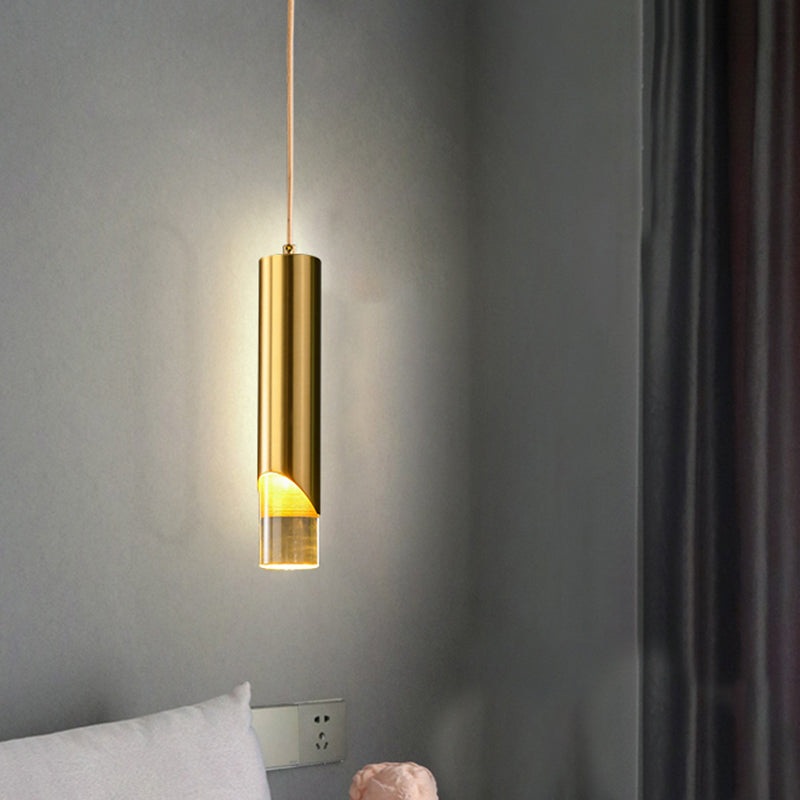 Luz colgante LED cilíndrica dorada en una moderna lámpara colgante de cobre de estilo de lujo con sombra acrílica