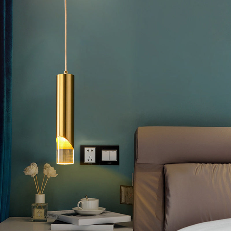 Luz colgante LED cilíndrica dorada en una moderna lámpara colgante de cobre de estilo de lujo con sombra acrílica