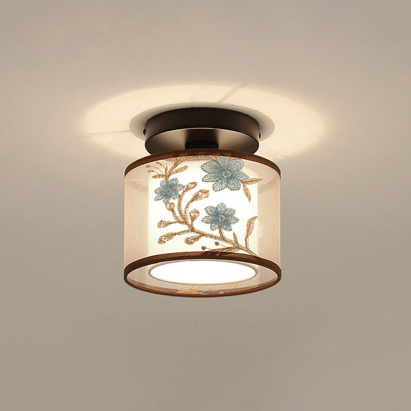 Lampada tradizionale con soffitta tradizionale del soffitto di tessuto geometrico.