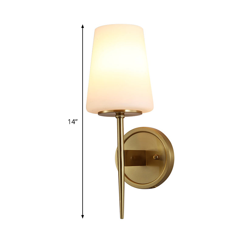 Verjüngte Wandlampe modernistische Opalglas 1 Lampenmessingleuchte mit Metallstiftarm