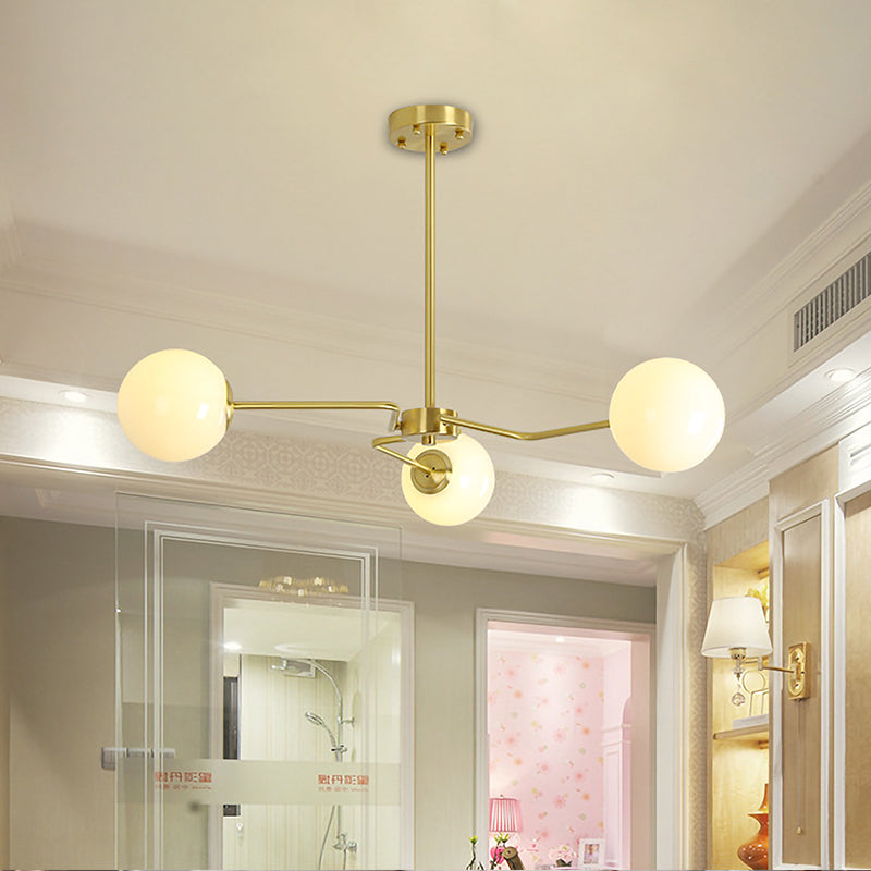 3 bulbes chambre semi-luxueuse luminaire monté sur le plafond en or moderne avec une teinte en verre blanc orbe