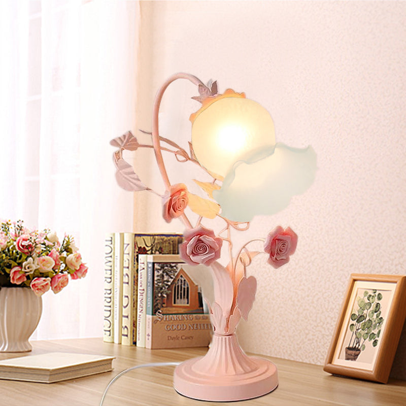 Lampada da comodino rosa a 1 testa in vetro smerigliato opale di campagna per camera da letto con fiori