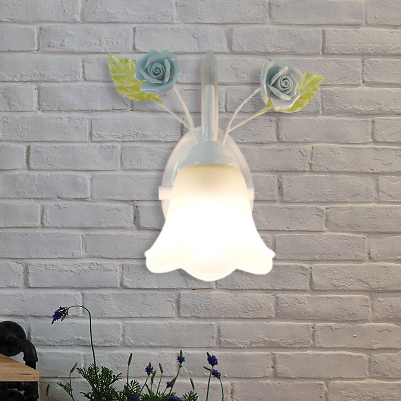 Campo de lámpara montada en la pared de flor de vidrio marfil. 1 cabezal de la sala de estar luminosa lámpara en blanco/rosa/azul