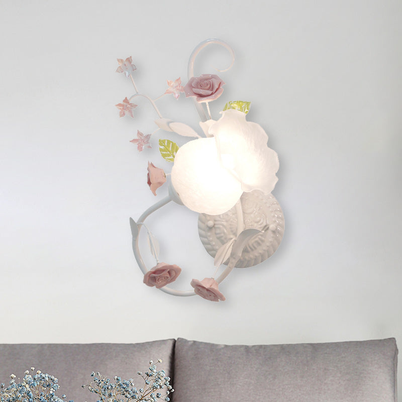 Lámpara de montaje de pared floral de tradicionalismo 1 cabezal aplastador de pared de vidrio blanco para dormitorio, izquierda/derecha