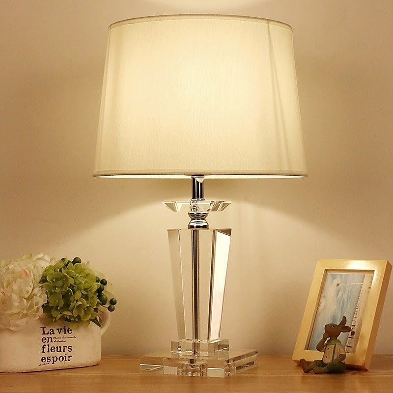 Lampe de table de chevet à tambour blanc, tissu élégant traditionnel, lampe de table de chambre à coucher à 1 lumière avec base en cristal transparent