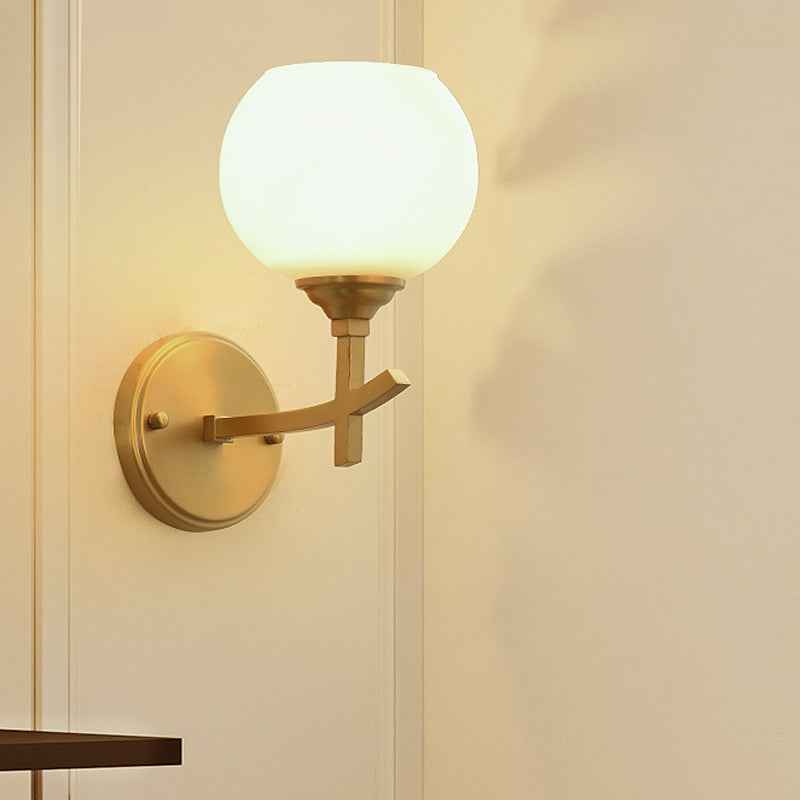 Modern gewapend SCONCE LICHT METALEN 1 KOP WANDEL MOUNT LAMP IN MESSEN MET BALL OPAL GLASS TADHE