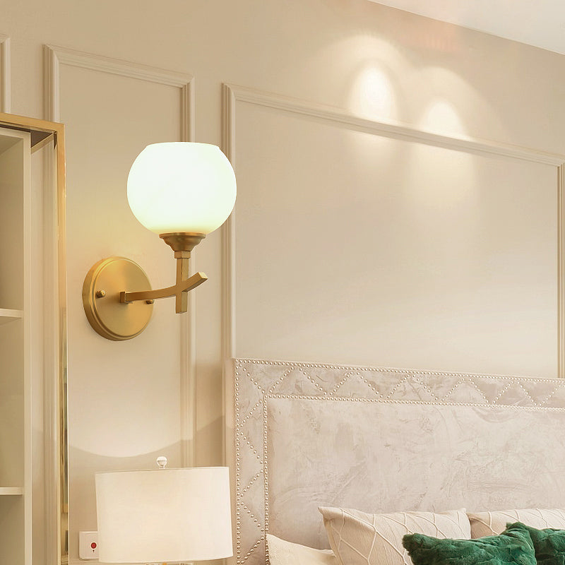 Modern gewapend SCONCE LICHT METALEN 1 KOP WANDEL MOUNT LAMP IN MESSEN MET BALL OPAL GLASS TADHE