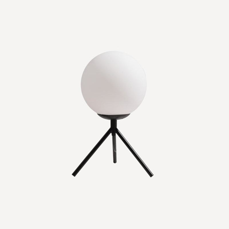 Lampada da tavolo minimalista con paralume a globo in vetro bianco, 1 lampadina, treppiede, camera da letto, comodino