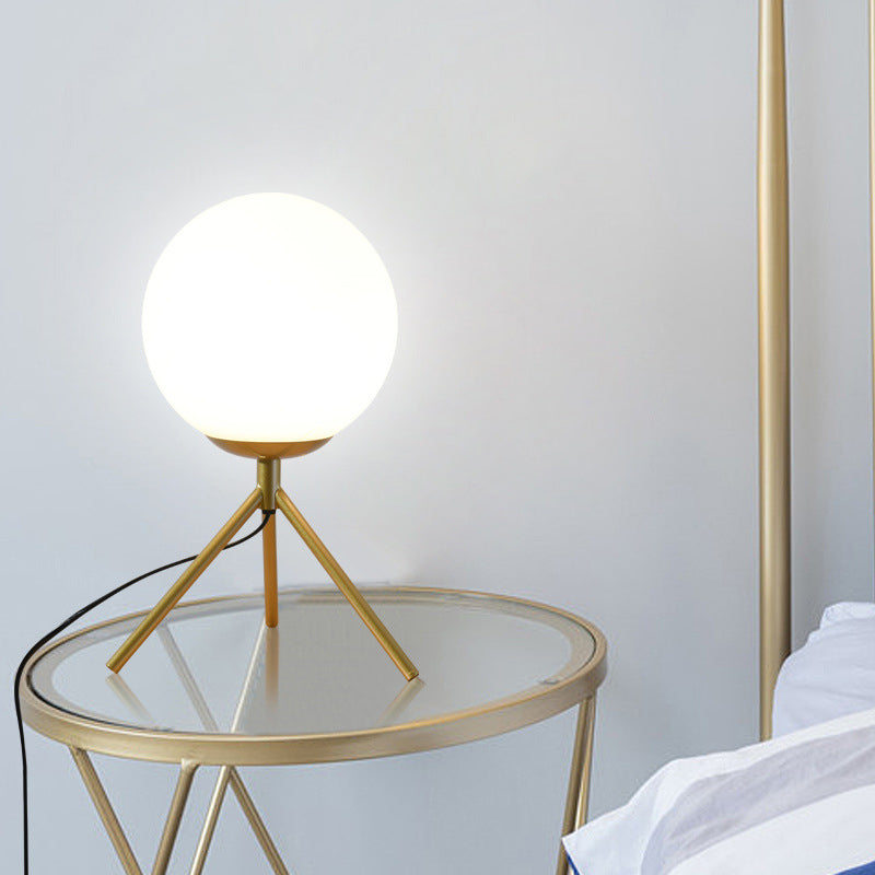 Lampada da tavolo minimalista con paralume a globo in vetro bianco, 1 lampadina, treppiede, camera da letto, comodino