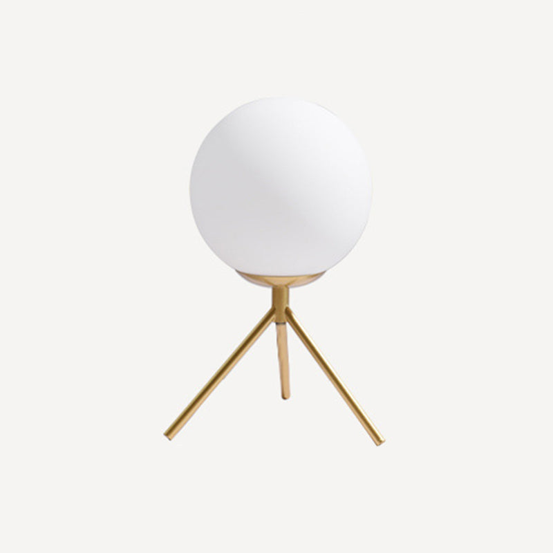 Lampada da tavolo minimalista con paralume a globo in vetro bianco, 1 lampadina, treppiede, camera da letto, comodino