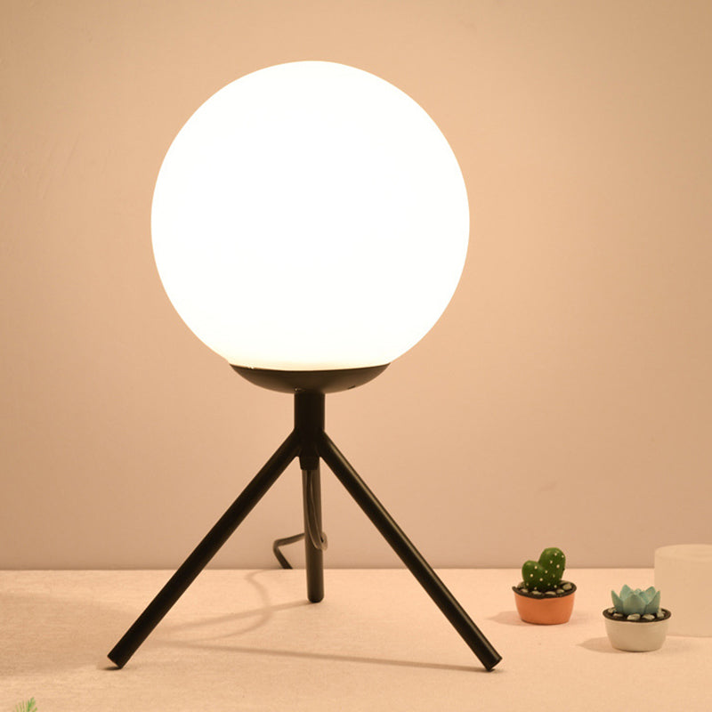 Lampada da tavolo minimalista con paralume a globo in vetro bianco, 1 lampadina, treppiede, camera da letto, comodino