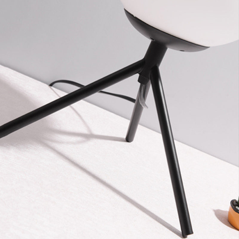Lampada da tavolo minimalista con paralume a globo in vetro bianco, 1 lampadina, treppiede, camera da letto, comodino