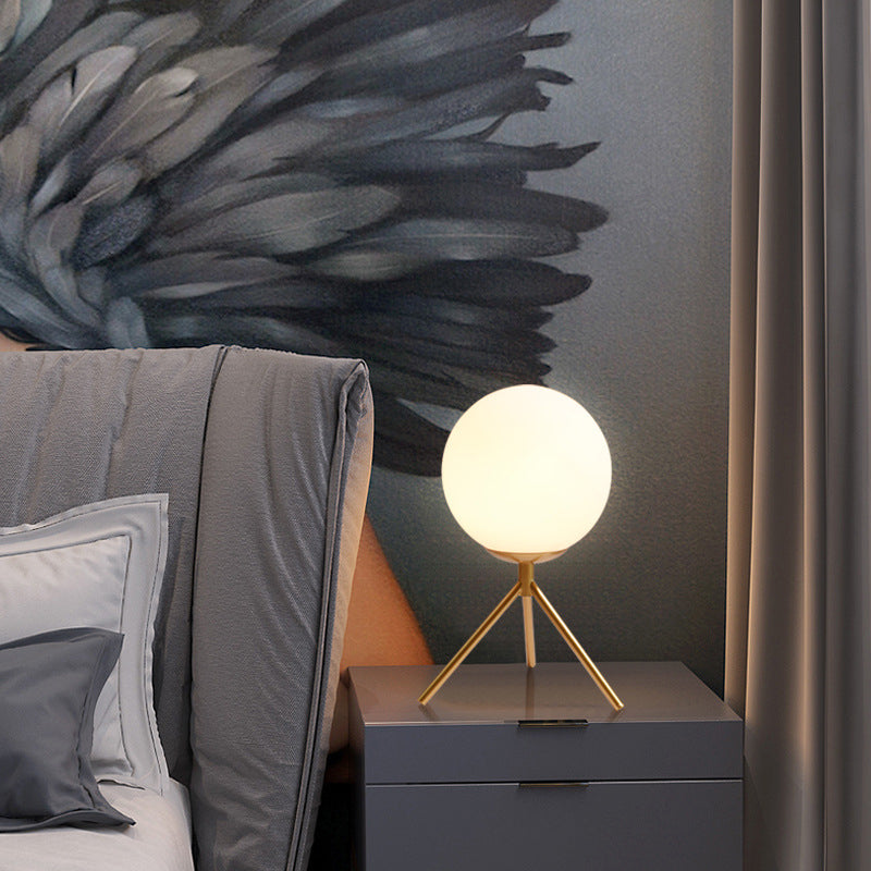 Lampada da tavolo minimalista con paralume a globo in vetro bianco, 1 lampadina, treppiede, camera da letto, comodino
