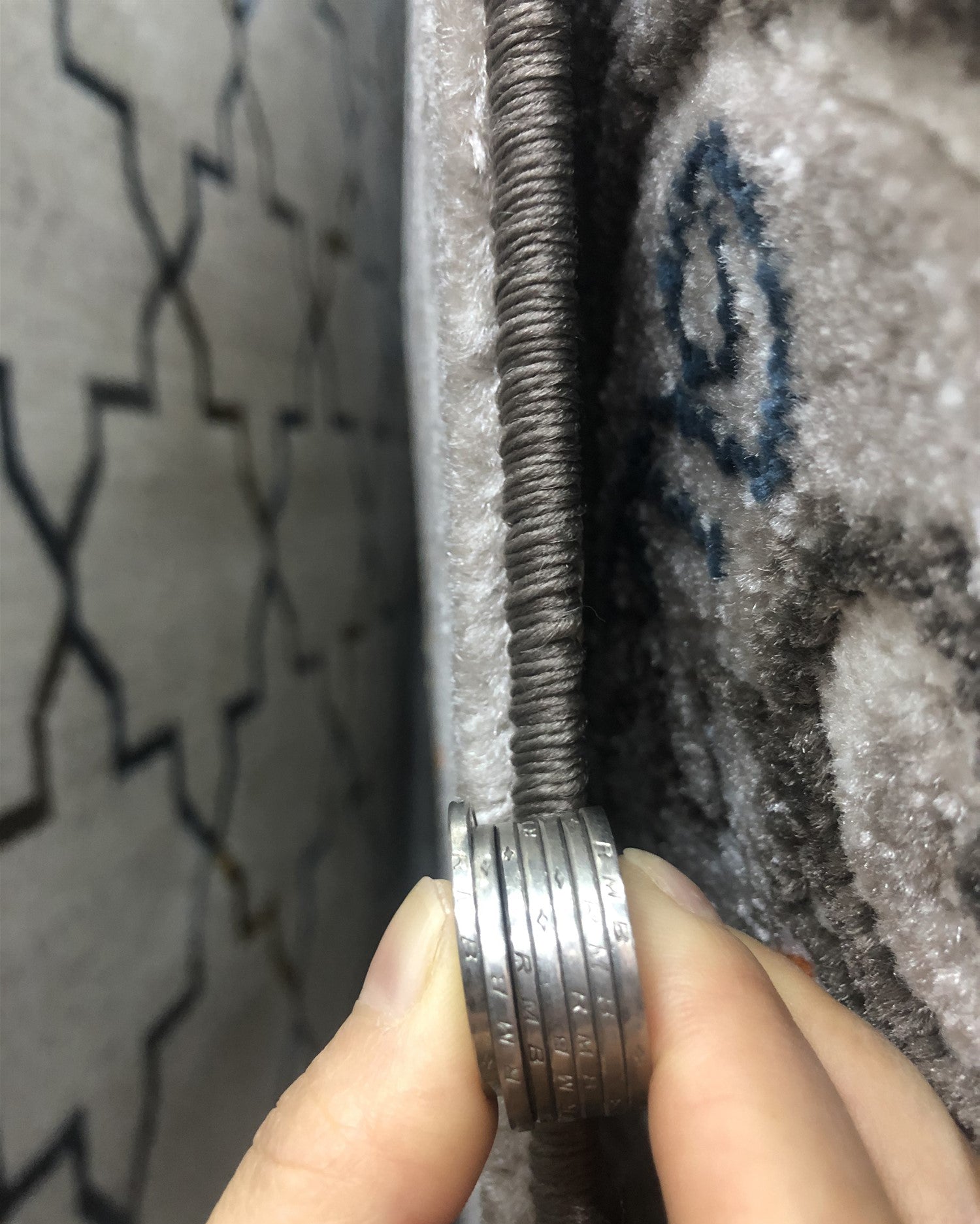 White Tone Modern Indoor Rug Polyester Gradient Rendering Carpet Easy Care Rug for Home Decoration