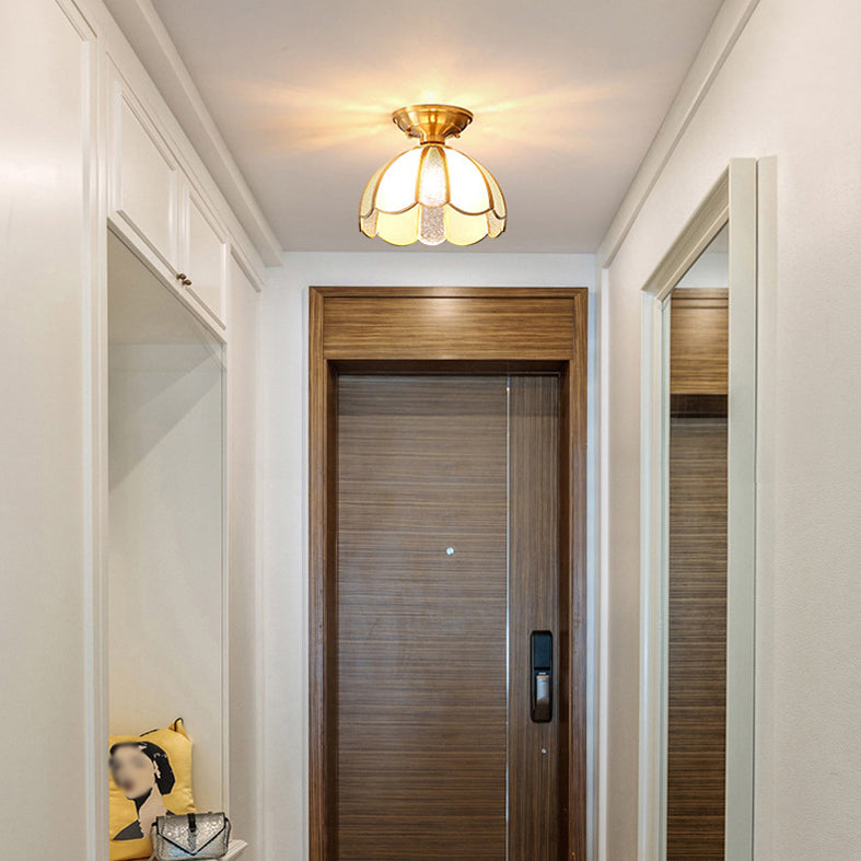 Goud dicht bij plafondverlichtingsarmatuur simplistisch glas gearceerd dicht bij plafondlamp