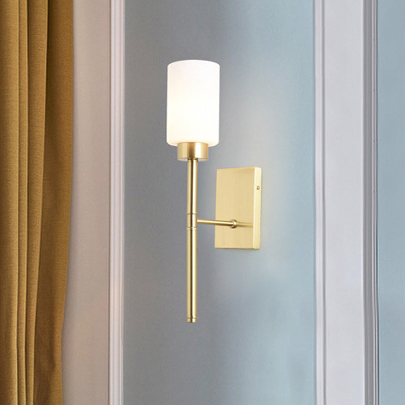 Opaal glazen buis sconce modernistische 1 bol wandverlichting in messing met metalen potloodarm
