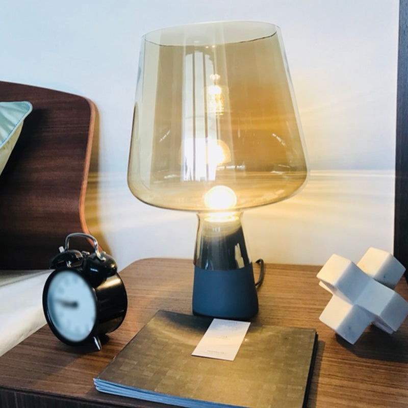 Lampada da comodino in vetro con lampada da tavolo affusolata ultramoderna per camera da letto