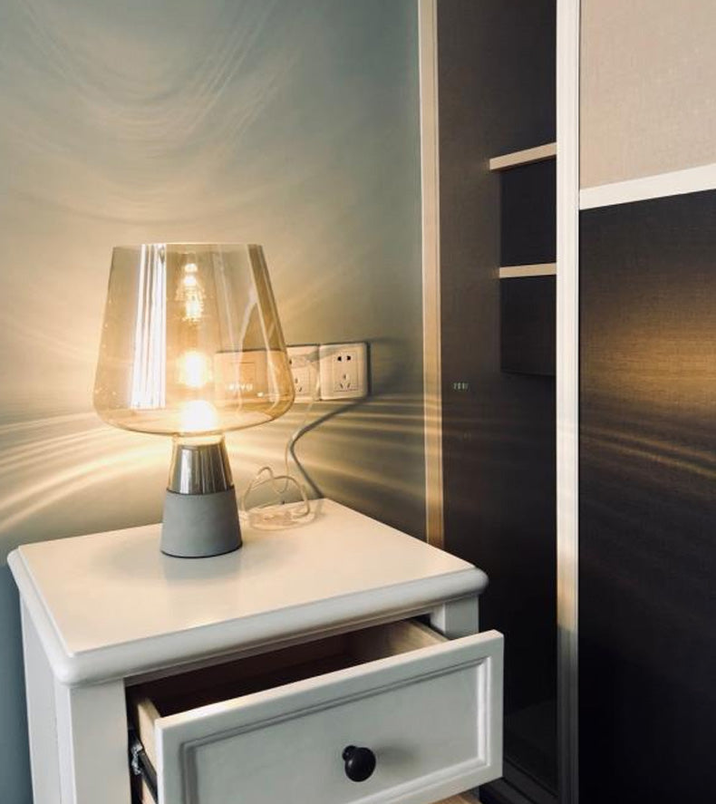 Lampada da comodino in vetro con lampada da tavolo affusolata ultramoderna per camera da letto