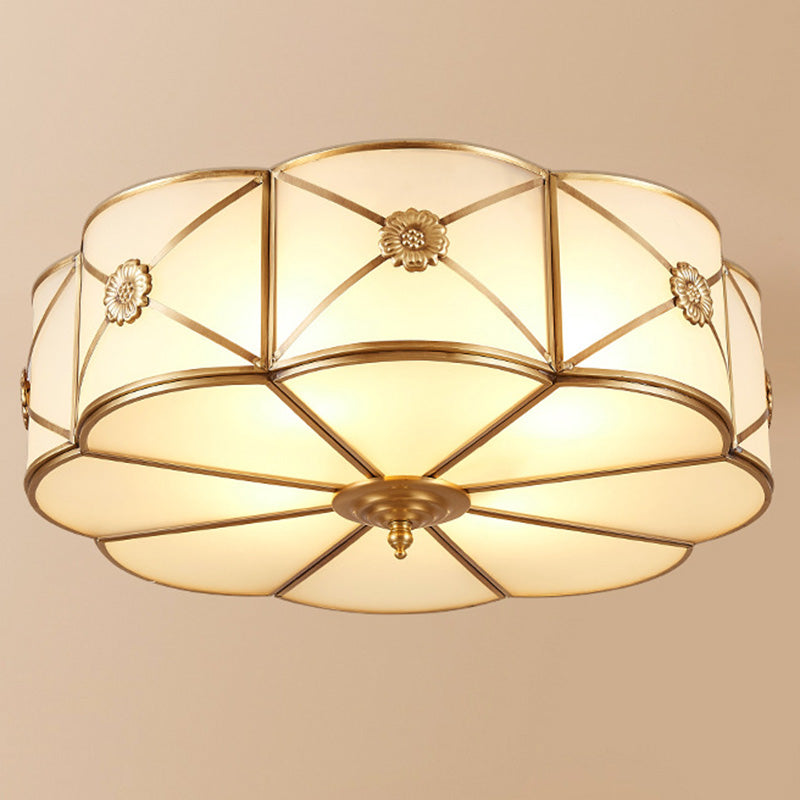 Inbouwlamp Traditionele inbouwlamp voor de slaapkamer met geschulpt glas in de schaduw van goud