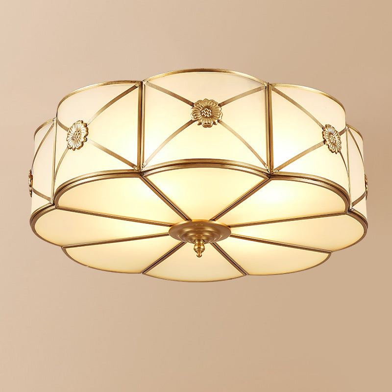 Inbouwlamp Traditionele inbouwlamp voor de slaapkamer met geschulpt glas in de schaduw van goud
