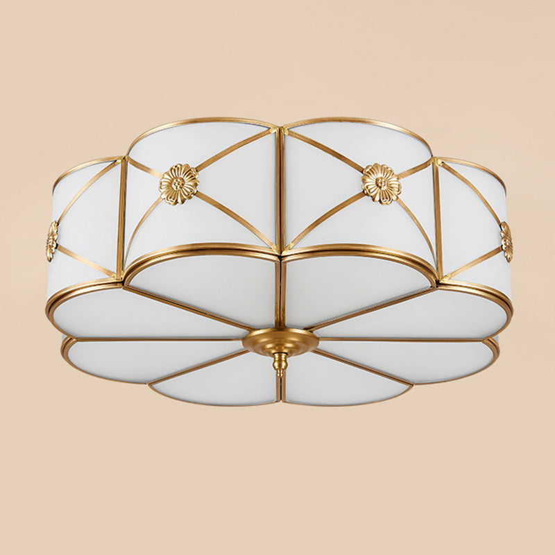 Inbouwlamp Traditionele inbouwlamp voor de slaapkamer met geschulpt glas in de schaduw van goud