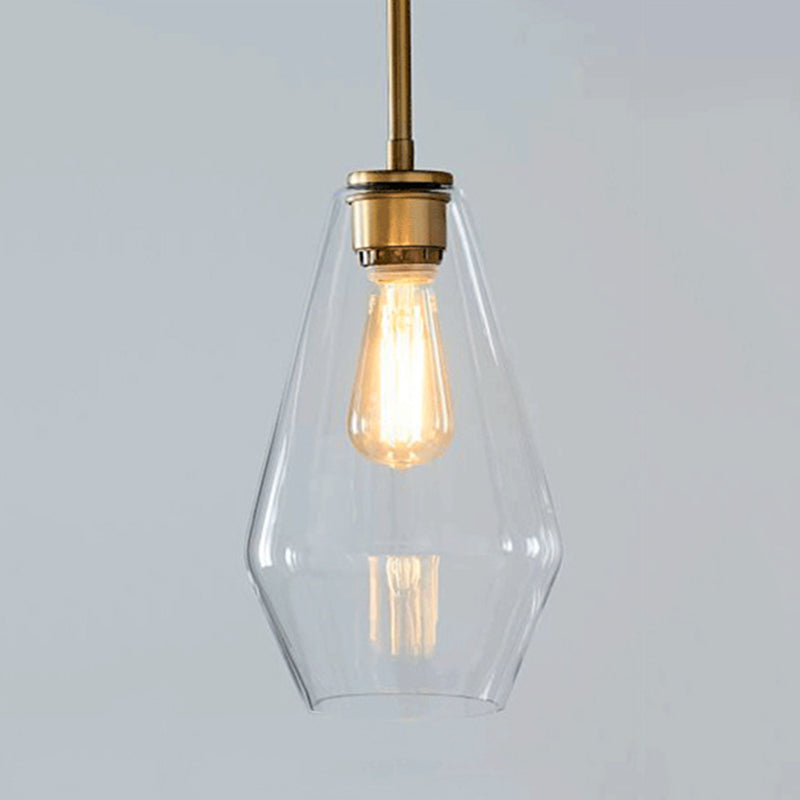 Un bicchiere di vetro leggero sospeso con la testa per la sala da pranzo